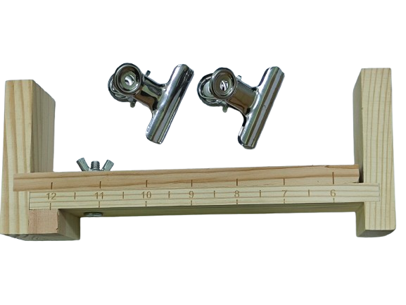 Αργαλειός για μακραμέ σε ξύλινη βάση έτοιμος για πλέξιμο κορδονιών