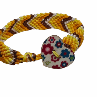 Χειροποίητο βραχιόλι μακραμέ με 5 χρώματα και ξύλινο κουμπί καρδιάς με λουλούδια — ρομαντική χειροτεχνία