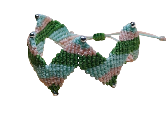 Βραχιόλι μακραμέ σε ζιγκ-ζαγκ σχεδίαση με μέντα, ροζ και πράσινο και μεταλλικές χάντρες — boho ψυχή