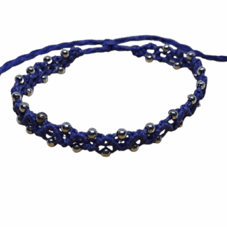 Χειροποίητο βραχιόλι μακραμέ σε κυματιστό μοτίβο με ασημένιες χάντρες — minimal κομψότητα