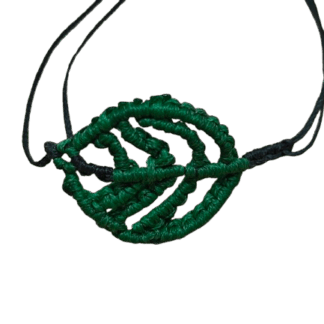 Μακραμέ βραχιόλι με μοτίβο φύλλο σε πράσινο και μαύρο — σύμβολο ζωής και φυσικής ομορφιάς