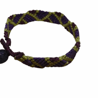 Χειροποίητο βραχιόλι μακραμέ με διαγώνιο ζιγκ-ζαγκ μοτίβο — boho λεπτομέρεια με ζεστές αποχρώσεις