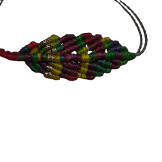 Βραχιόλι μακραμέ με πολύχρωμο φτερό σε πράσινη, μπορντό και χρυσή απόχρωση — σύμβολο ελευθερίας