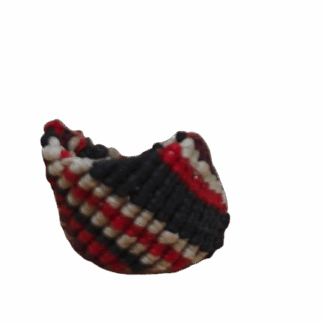 Χειροποίητο δαχτυλίδι μακραμέ με διαγώνιο σχέδιο σε κόκκινο, μαύρο και μπεζ