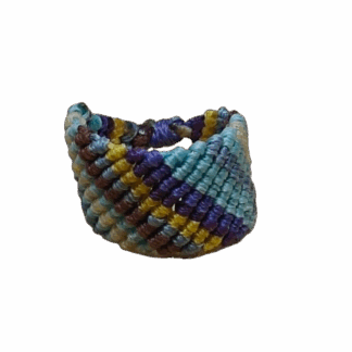 Δαχτυλίδι μακραμέ με πολύχρωμο διαγώνιο μοτίβο σε γαλάζιο, μωβ, κίτρινο, λιλά και καφέ