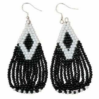 Κομψά χειροποίητα σκουλαρίκια με Miyuki χάντρες και ασημένιο κούμπωμα 925. Κλασική επιλογή για κάθε περίσταση.