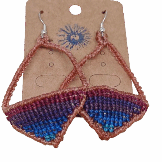 Σκουλαρίκια μακραμέ ρόμβος με terra cotta βάση και πολύχρωμη πλέξη σε μπλε, τυρκουάζ και μωβ – boho χειροποίητο κόσμημα