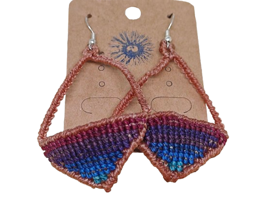 Σκουλαρίκια μακραμέ ρόμβος με terra cotta βάση και πολύχρωμη πλέξη σε μπλε, τυρκουάζ και μωβ – boho χειροποίητο κόσμημα