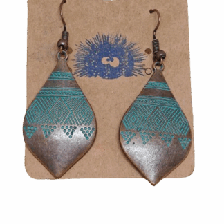 Χάλκινα σκουλαρίκια σταγόνα με γεωμετρικά μοτίβα και μπλε-τιρκουάζ πατίνα