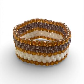 “Χειροποίητο δαχτυλίδι Miyuki Peyote σε χρυσαφένιες, μπεζ και γήινες αποχρώσεις, δημιουργημένο με Delica beads – Axinos Crafts.”