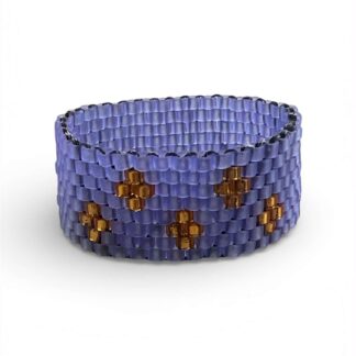 “Χειροποίητο δαχτυλίδι Miyuki Peyote σε λιλά με χρυσό μοτίβο, κατασκευασμένο με Delica beads – Axinos Crafts.”