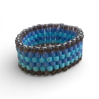 “Χειροποίητο δαχτυλίδι Miyuki Peyote σε μπλε αποχρώσεις, κατασκευασμένο με χάντρες Delica και minimal αισθητική – Axinos Crafts.”