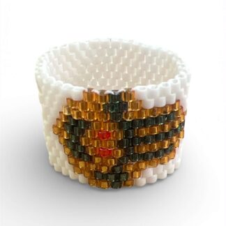 Χειροποίητο δαχτυλίδι Miyuki Peyote με σχέδιο Χάμσα σε λευκό φόντο με χρυσές και πράσινες χάντρες – Axinos Crafts.