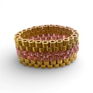 “Χειροποίητο δαχτυλίδι Miyuki Peyote σε χρυσό με ροζ ιριδίζουσες χάντρες στο κέντρο – Axinos Crafts.”