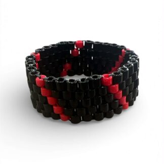 “Χειροποίητο δαχτυλίδι Miyuki Peyote σε μαύρο και κόκκινο, δημιουργημένο με Delica beads και minimal δυναμική αισθητική – Axinos Crafts.”