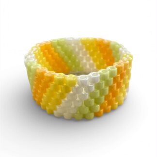 “Χειροποίητο δαχτυλίδι Miyuki Peyote σε κίτρινο, κροκί, λευκό και ανοιχτό πράσινο με παστέλ διαγώνιο μοτίβο – Axinos Crafts.”