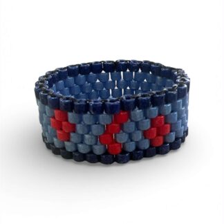 “Χειροποίητο δαχτυλίδι Miyuki Peyote σε μπλε σκούρο, μπλε ανοιχτό και κόκκινο με γεωμετρικό μοτίβο – Axinos Crafts.”