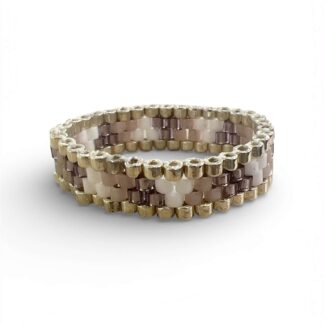 “Χειροποίητο δαχτυλίδι Miyuki Peyote σε ασημί, λευκό, μωβ σκούρο και λεβάντα με minimal κομψή αισθητική – Axinos Crafts.”