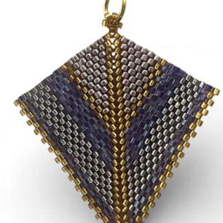 “Χειροποίητο μενταγιόν Miyuki Peyote σε ρόμβο με χρυσές, λεβάντα και μωβ χάντρες – Axinos Crafts.”