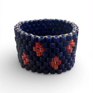 “Χειροποίητο δαχτυλίδι Miyuki Peyote σε μπλε σκούρο με κόκκινες ιριδίζουσες χάντρες και γεωμετρικό μοτίβο – Axinos Crafts.”