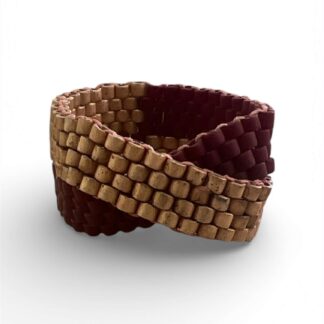 “Χειροποίητο δαχτυλίδι Miyuki Peyote σε μπορντό και χρυσό με διασταυρούμενο σχέδιο – Axinos Crafts.”