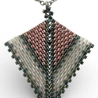 “Χειροποίητο μενταγιόν Miyuki Peyote σε ρόμβο με dusty rose, πράσινες ιριδίζουσες και ιβουάρ χάντρες – Axinos Crafts.”