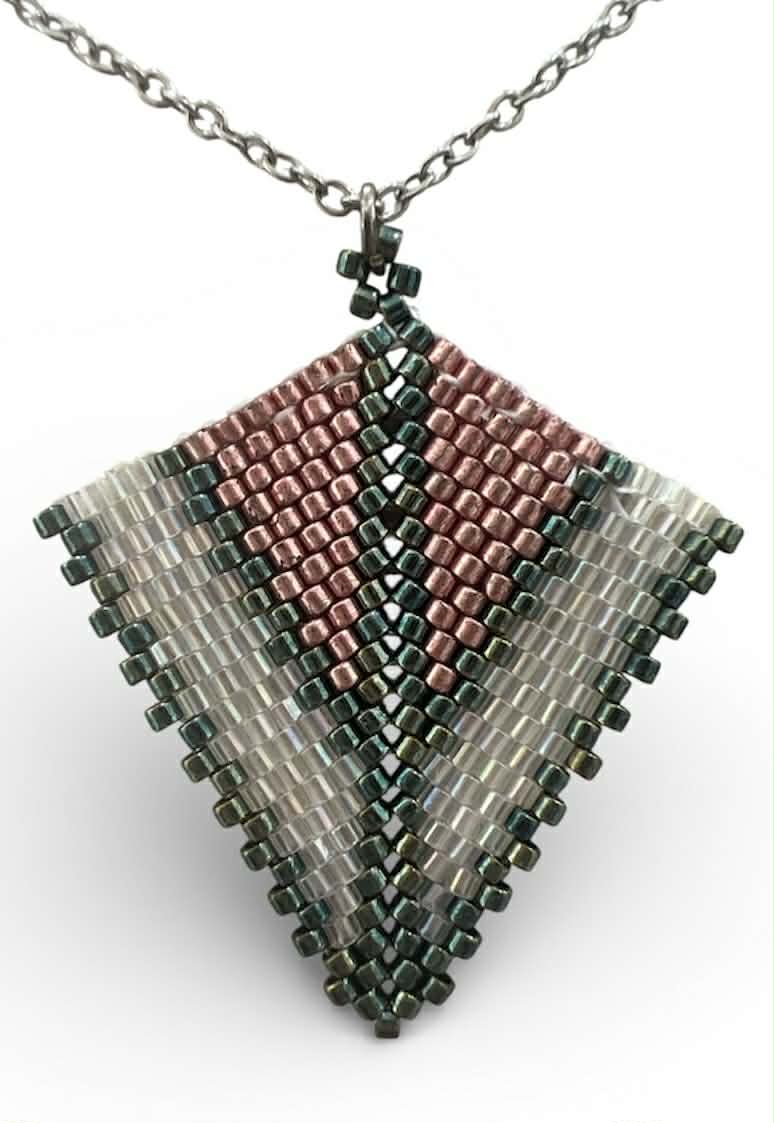 “Χειροποίητο μενταγιόν Miyuki Peyote σε ρόμβο με dusty rose, πράσινες ιριδίζουσες και ιβουάρ χάντρες – Axinos Crafts.”