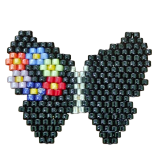 Καρφίτσα Miyuki σε σχέδιο πεταλούδας με μαύρο φόντο και πολύχρωμες χάντρες Delica.