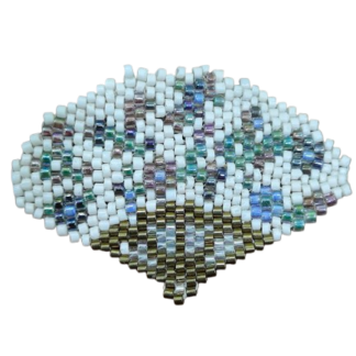 Καρφίτσα Miyuki σε σχέδιο βεντάλιας, με λευκή βάση, παστέλ λουλούδια, πράσινα φύλλα και χρυσές λεπτομέρειες.