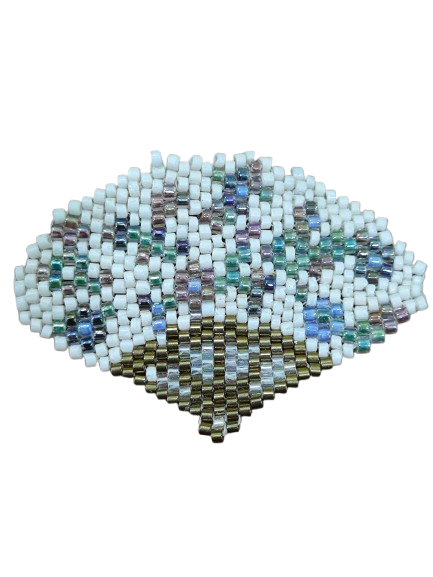 Καρφίτσα Miyuki σε σχέδιο βεντάλιας, με λευκή βάση, παστέλ λουλούδια, πράσινα φύλλα και χρυσές λεπτομέρειες.