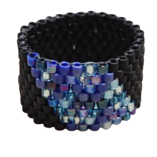 Δαχτυλίδι Miyuki Peyote σε μαύρη βάση με κυματιστό μοτίβο από γαλάζιες και μωβ μεταλλικές χάντρες Delica.