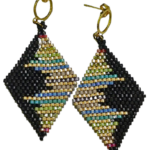 Σκουλαρίκια Miyuki Peyote διαμαντόσχημα, με μαύρη βάση, χρυσές λεπτομέρειες και χρωματική διάταξη εμπνευσμένη από τα τσάκρα.