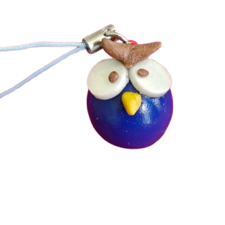 Χειροποίητο Micro Clay Friend σε μπλε απόχρωση από πολυμερικό πηλό.