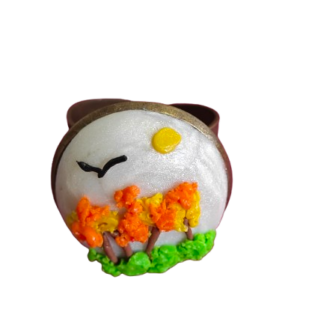 Βραχιόλι cuff με μικρογραφία τοπίου από πολυμερικό πηλό με ήλιο, δέντρα και πράσινη βάση.