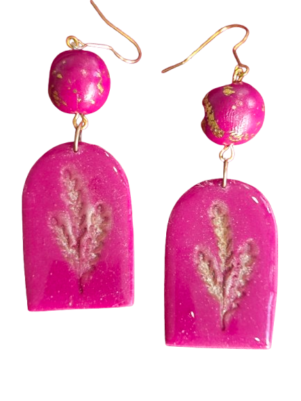 Magenta polymer clay earrings με UV resin και botanical μοτίβο σε arch σχήμα