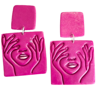 Magenta polymer clay line art earrings με χαραγμένο πρόσωπο και χέρια σε τετράγωνη βάση