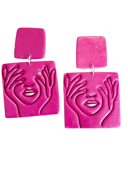 Magenta polymer clay line art earrings με χαραγμένο πρόσωπο και χέρια σε τετράγωνη βάση