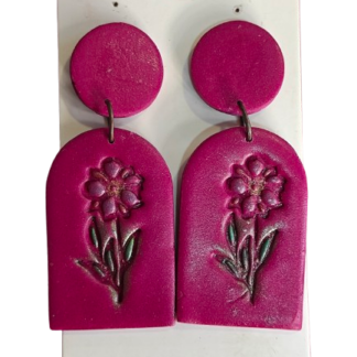 Magenta polymer clay earrings με ανάγλυφο λουλούδι και arch σχήμα