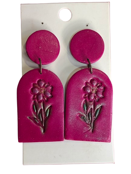 Magenta polymer clay earrings με ανάγλυφο λουλούδι και arch σχήμα