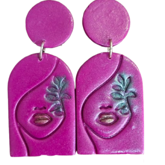 Magenta polymer clay earrings με αφηρημένο πρόσωπο και botanical μοτίβο σε καμπύλο σχήμα