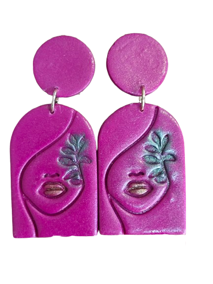 Magenta polymer clay earrings με αφηρημένο πρόσωπο και botanical μοτίβο σε καμπύλο σχήμα