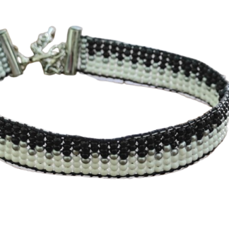 Αντρικό βραχιόλι Miyuki σε μαύρες, λευκές και γκρι χάντρες με r.r. ύφανση και minimal μοτίβο.