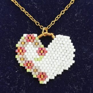 Κολιέ Miyuki Peyote σε λευκή καρδιά με παστέλ λουλουδάτο μοτίβο και χρυσή αλυσίδα.