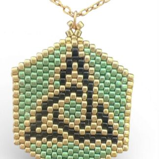 Χειροποίητο μενταγιόν Miyuki Peyote με σύμβολο Triguerta σε χρυσό, σμαραγδί και μαύρο – Axinos Crafts.