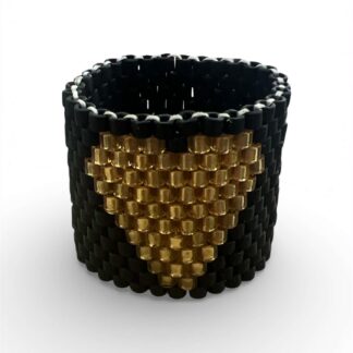 Χειροποίητο δαχτυλίδι Miyuki Peyote σε μαύρο με χρυσή καρδιά.