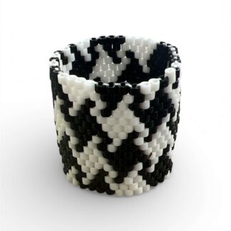 Δαχτυλίδι Miyuki Peyote σε μαύρο και λευκό με γεωμετρικό μοτίβο, χειροποίητο με χάντρες Delica.