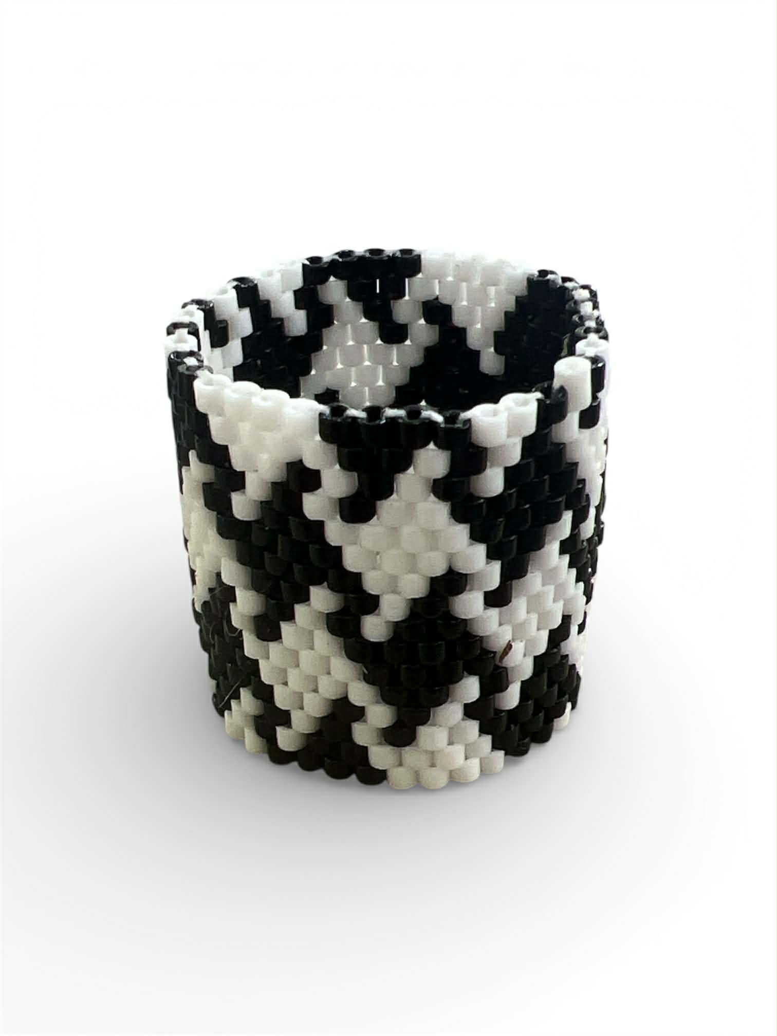 Δαχτυλίδι Miyuki Peyote σε μαύρο και λευκό με γεωμετρικό μοτίβο, χειροποίητο με χάντρες Delica.