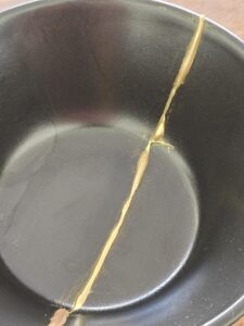 Στο Kintsugi, το «τέλειο» είναι το αυθεντικό.