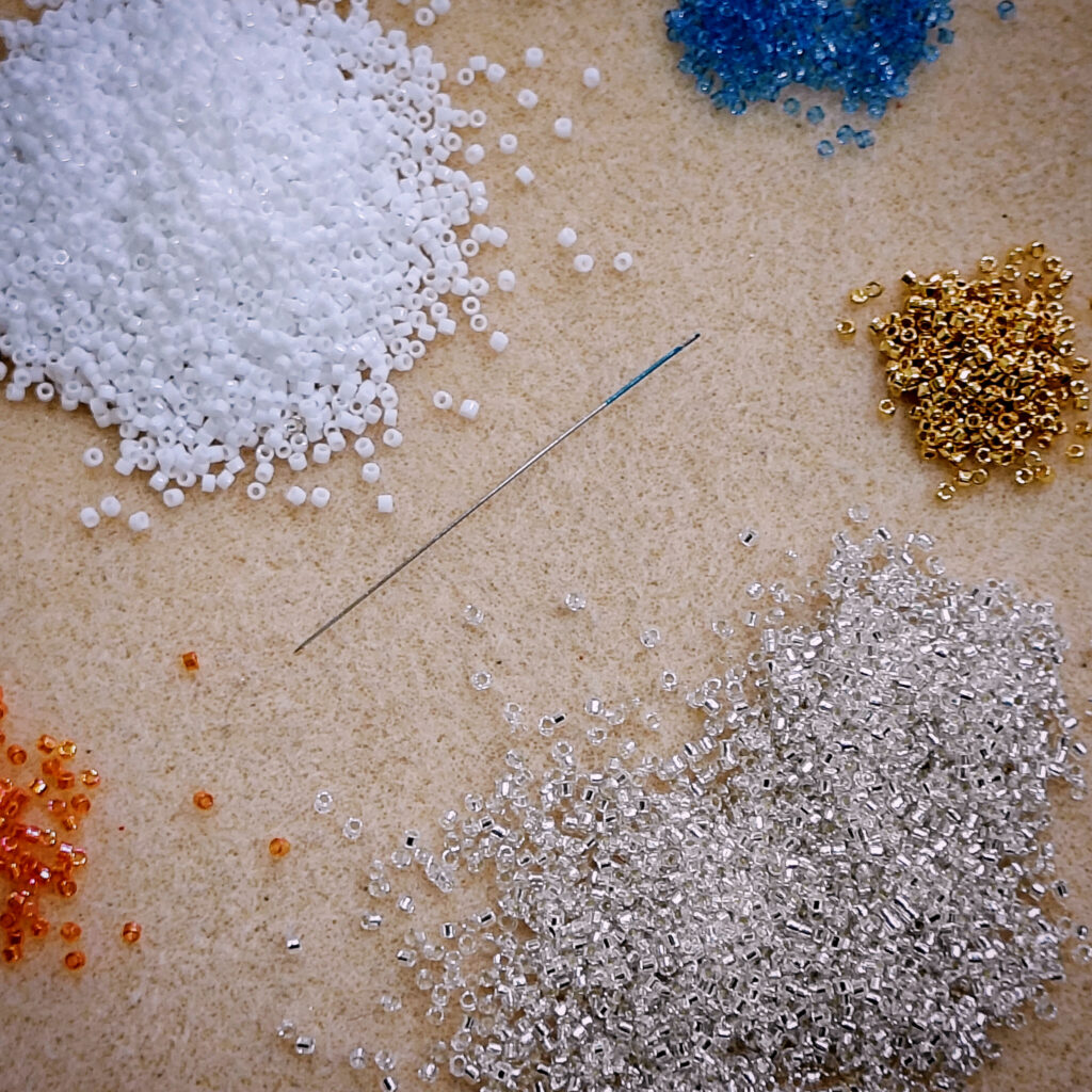 Χάντρες Miyuki Delica 11/0 και Miyuki Round 10/0 με βελόνα – βασικά υλικά για αρχάριους στο bead weaving