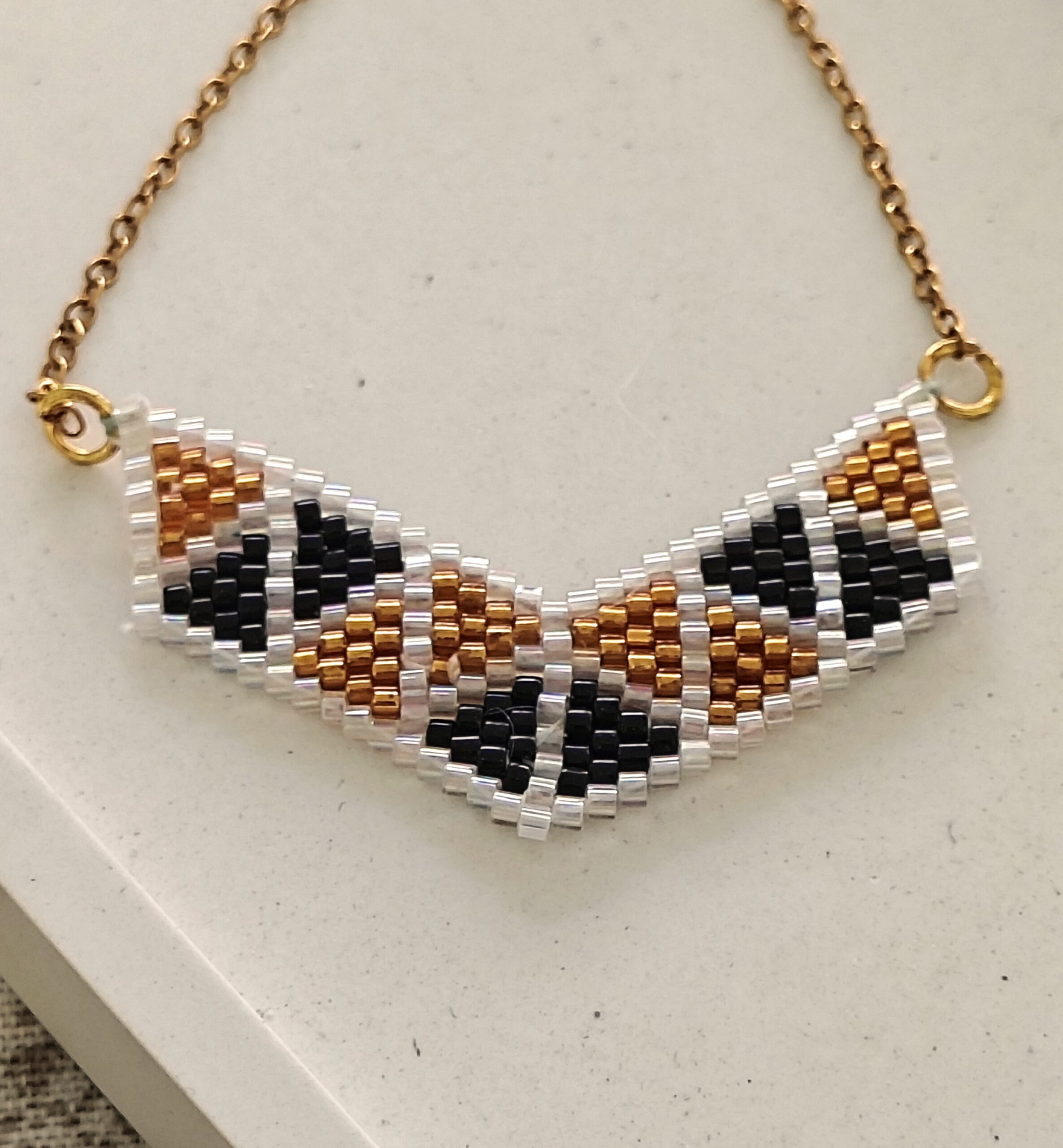 κολιέ miyuki geometric λευκό μαύρο χρυσό με αλυσίδα
